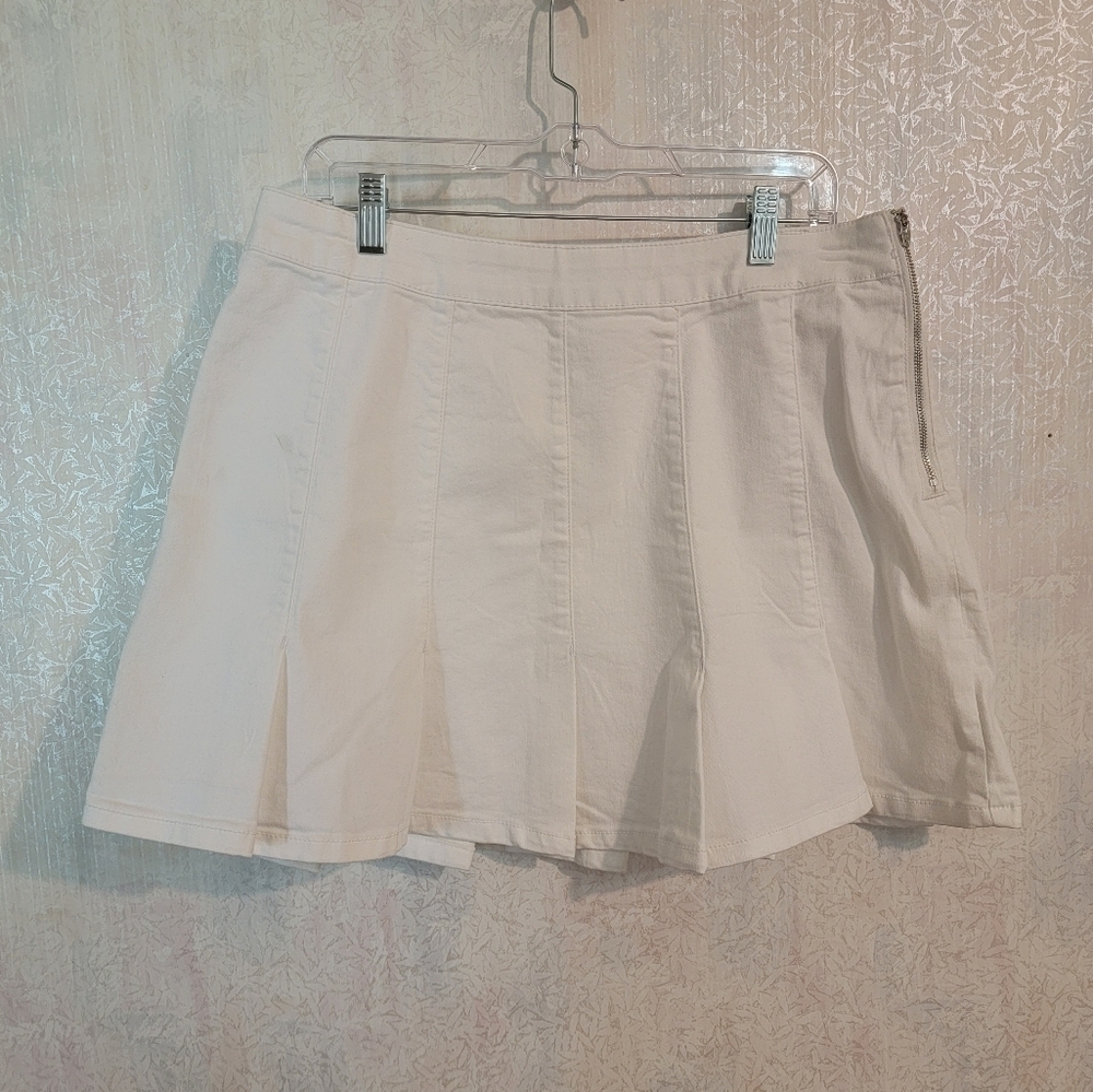 NWT No Boundary Pleated Skirt White, Size 17 Juniors